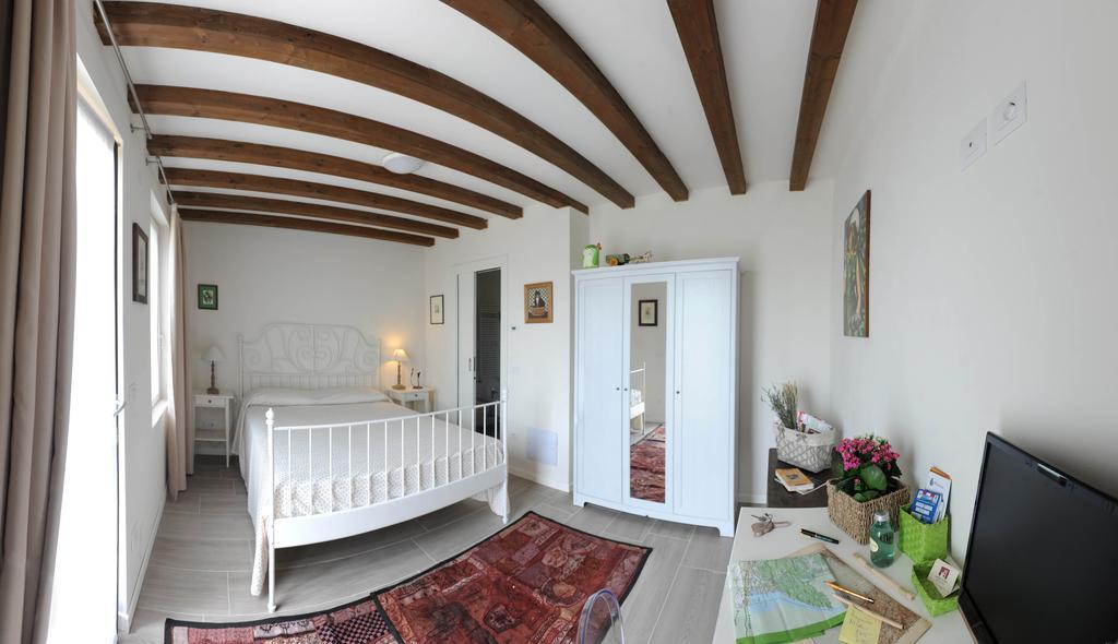 Monte Maino Bed & Breakfast Desenzano del Garda Phòng bức ảnh